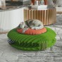 Katze schläft auf einem selbstgemachten Filzbett für Haustiere