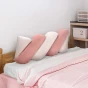 Blush Pillow, ein Samtkissen. Schlafzimmerdekoration auf dem Bett.