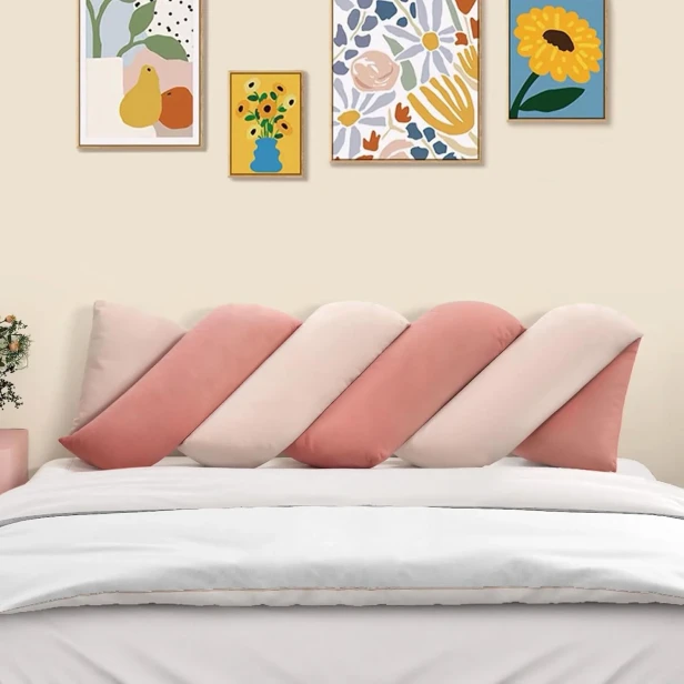 Blush Pillow, ein Samtkissen. Schlafzimmerdekoration auf dem Bett.