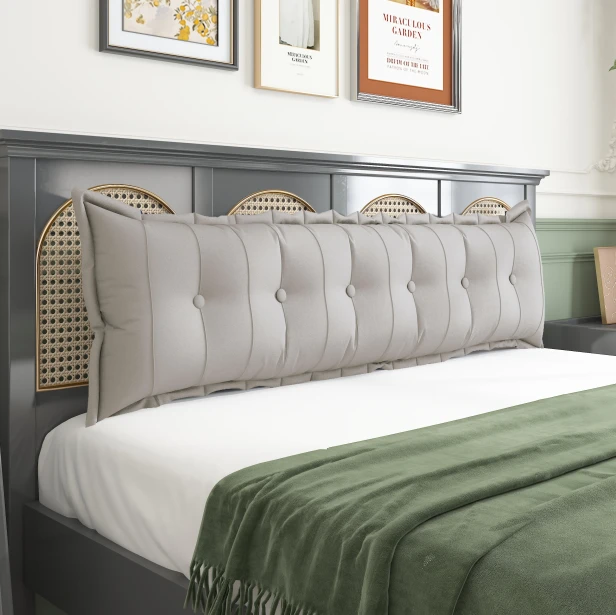 Rechteckiges Rückenstützkissen – Beige Baumwolle. Zur Platzierung auf einem Bett im Schlafzimmer.