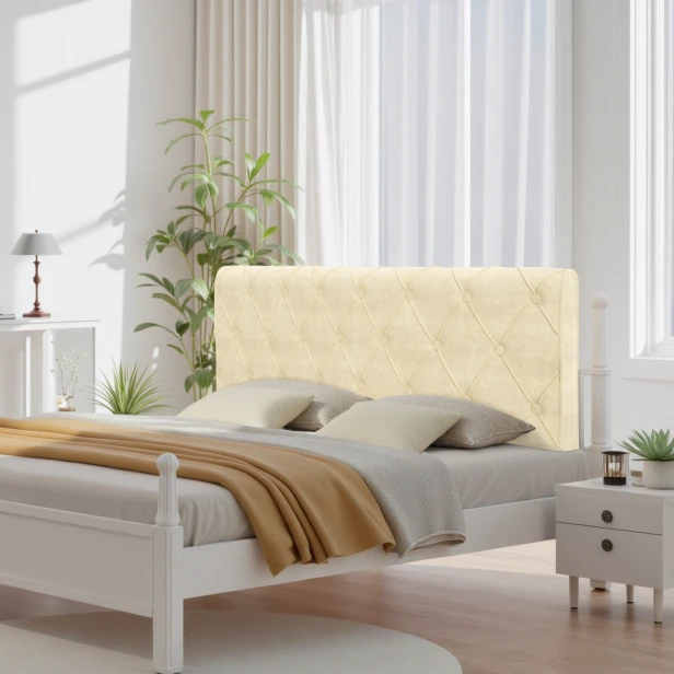 Mit Diamantknöpfen verziertes Kopfteil, Anordnung auf dem Bett im Schlafzimmer.
