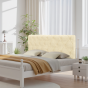 Mit Diamantknöpfen verziertes Kopfteil, Anordnung auf dem Bett im Schlafzimmer.