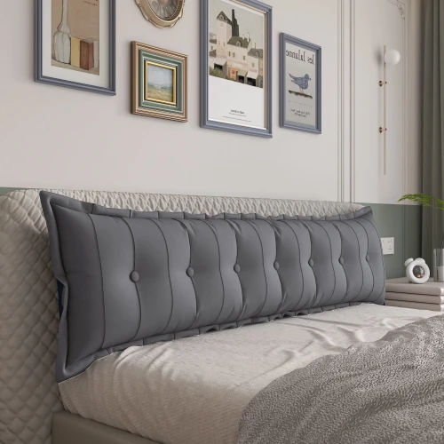 Rechteckiges Rückenstützkissen – Graue Baumwolle. Schlafzimmer-Arrangement auf dem Bett.