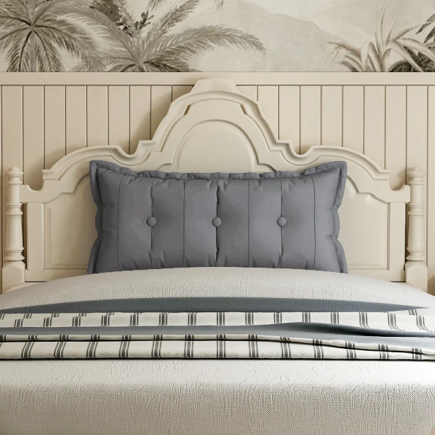 Rechteckiges Rückenstützkissen – Graue Baumwolle. Schlafzimmer-Arrangement auf dem Bett.