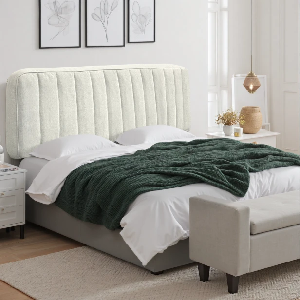 Beige gepolstertes Kopfteil, Schlafzimmeranordnung auf dem Bett.
