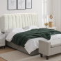 Beige gepolstertes Kopfteil, Schlafzimmeranordnung auf dem Bett.