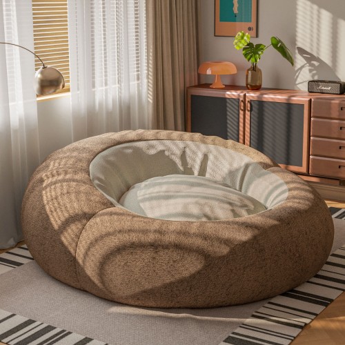 Pouf zum Entspannen, arrangiert im Wohnzimmer.