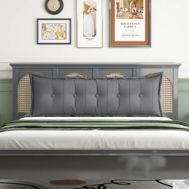 Rechteckiges Rückenstützkissen – Graue Baumwolle. Schlafzimmer-Arrangement auf dem Bett.