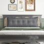 Rechteckiges Rückenstützkissen – Graue Baumwolle. Schlafzimmer-Arrangement auf dem Bett.
