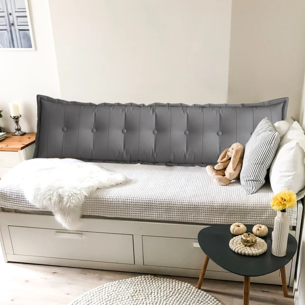 Rechteckiges Rückenstützkissen – Graue Baumwolle. Schlafzimmer-Arrangement auf dem Bett.