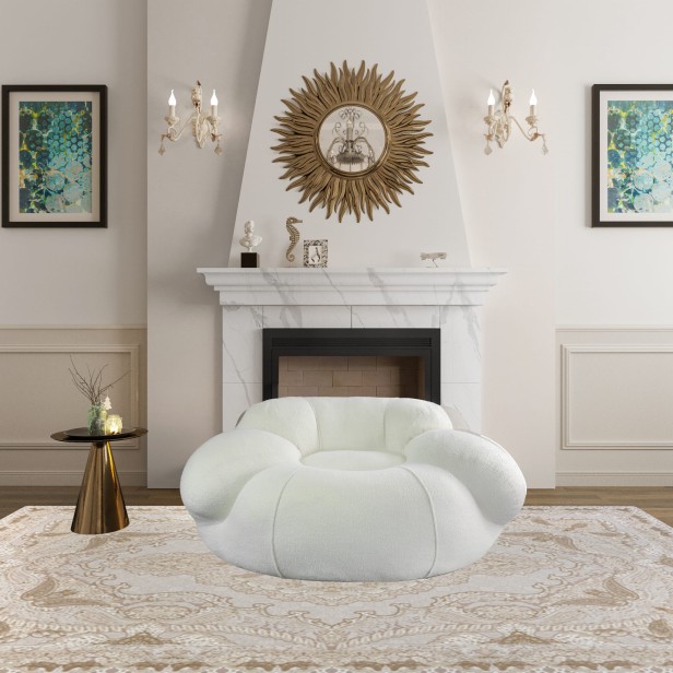 Bequemes Pouf-Sofa, arrangiert im Wohnzimmer am Kamin.