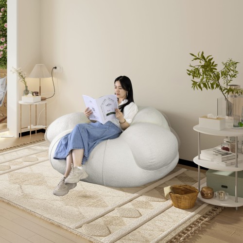 Frau liegt auf einem bequemen Pouf-Sofa