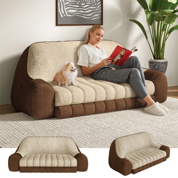 Frau sitzt mit Hund auf dem Comfort-Sofa, Wohnzimmer-Arrangement.