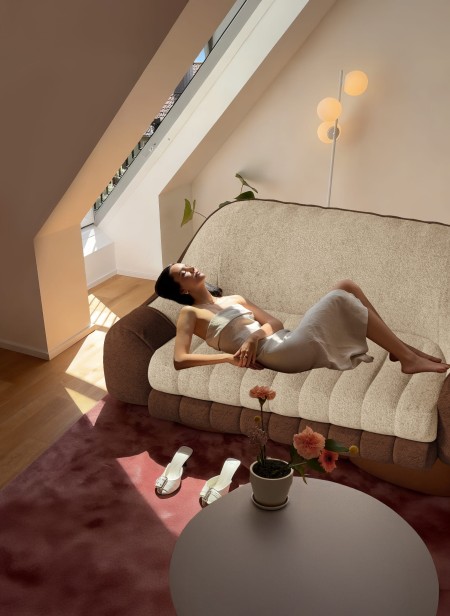 Frau liegt auf einem bequemen Sofa, Anordnung im Wohnzimmer.