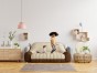Kind springt mit Hund auf dem Komfortsofa, Arrangement im Wohnzimmer.