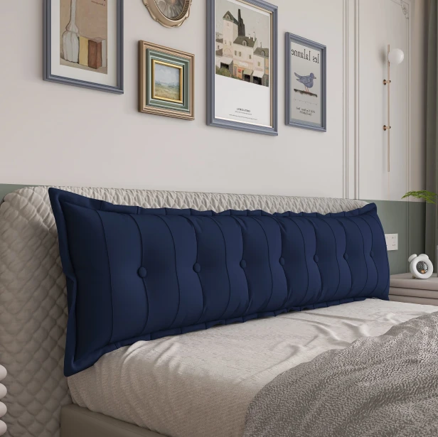Rechteckiges Rückenstützkissen – Marineblau, Baumwolle. Schlafzimmer-Arrangement auf dem Bett.