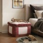 Katze liegt auf einem Hocker im Wohnzimmer
