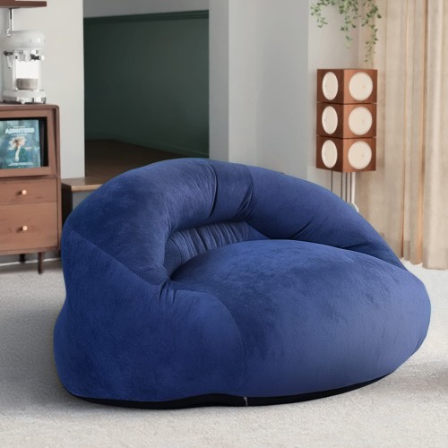 Blauer Pouf/Sesseltasche, Arrangement im Wohnzimmer.
