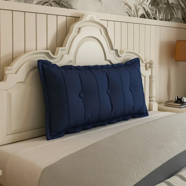 Rechteckiges Rückenstützkissen – Marineblau, Baumwolle. Schlafzimmer-Arrangement auf dem Bett.