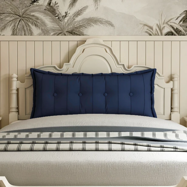 Rechteckiges Rückenstützkissen – Marineblau, Baumwolle. Schlafzimmer-Arrangement auf dem Bett.