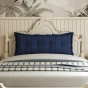 Rechteckiges Rückenstützkissen – Marineblau, Baumwolle. Schlafzimmer-Arrangement auf dem Bett.