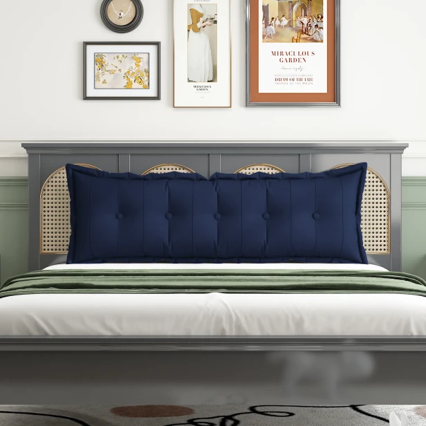 Rechteckiges Rückenstützkissen – Marineblau, Baumwolle. Schlafzimmer-Arrangement auf dem Bett.