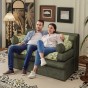 Paar sitzt auf einem Zweisitzer-Sofa