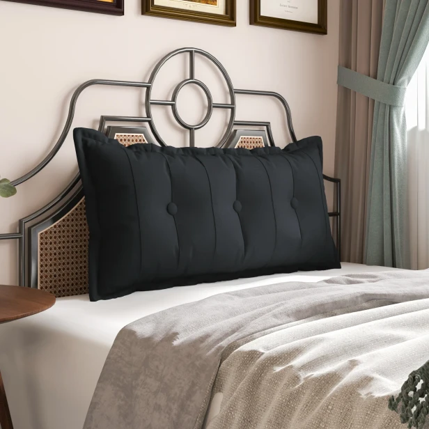 Rechteckiges Rückenstützkissen – Schwarze Baumwolle. Schlafzimmer-Arrangement auf dem Bett.