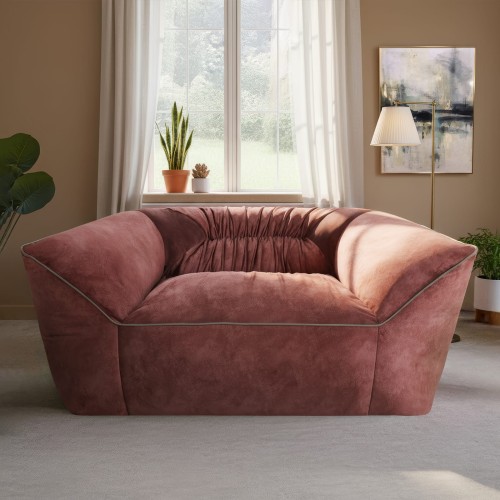 Bequemes Sofa zum Entspannen, arrangiert im Wohnzimmer.