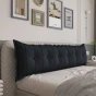 Rechteckiges Rückenstützkissen – Schwarze Baumwolle. Schlafzimmer-Arrangement auf dem Bett.