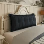 Rechteckiges Rückenstützkissen – Schwarze Baumwolle. Schlafzimmer-Arrangement auf dem Bett.