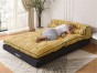 Frau schläft auf einer Funktionscouch im Schlafzimmer.