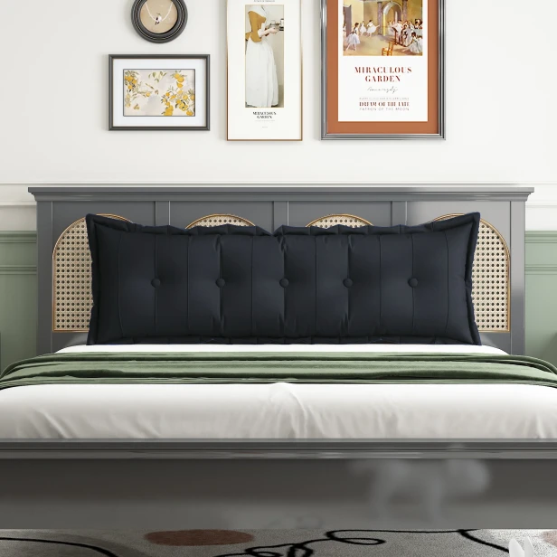 Rechteckiges Rückenstützkissen – Schwarze Baumwolle. Schlafzimmer-Arrangement auf dem Bett.