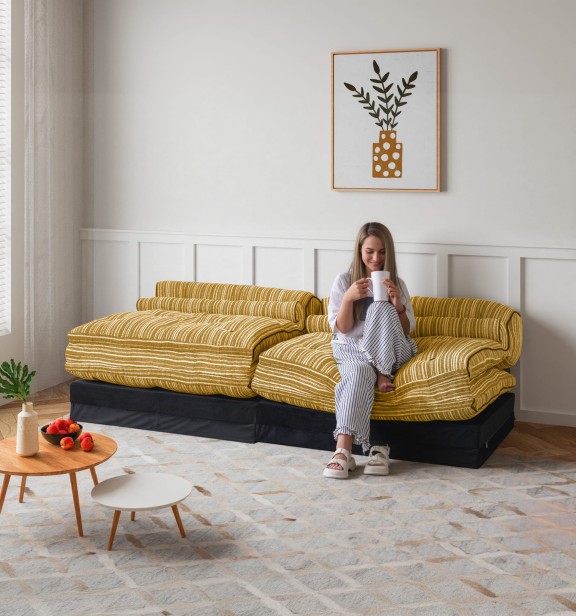 Frau sitzt auf einem funktionalen Lounge-Sofa.