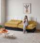 Frau sitzt auf einem funktionalen Lounge-Sofa.