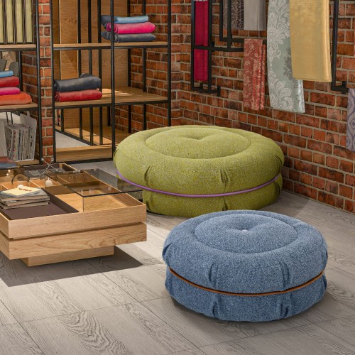 Blauer Makkaroni-Pouf, arrangiert im Wohnzimmer.