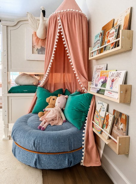 Blauer Makkaroni-Pouf, arrangiert in einem Kinderzimmer.