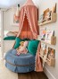 Blauer Makkaroni-Pouf, arrangiert in einem Kinderzimmer.