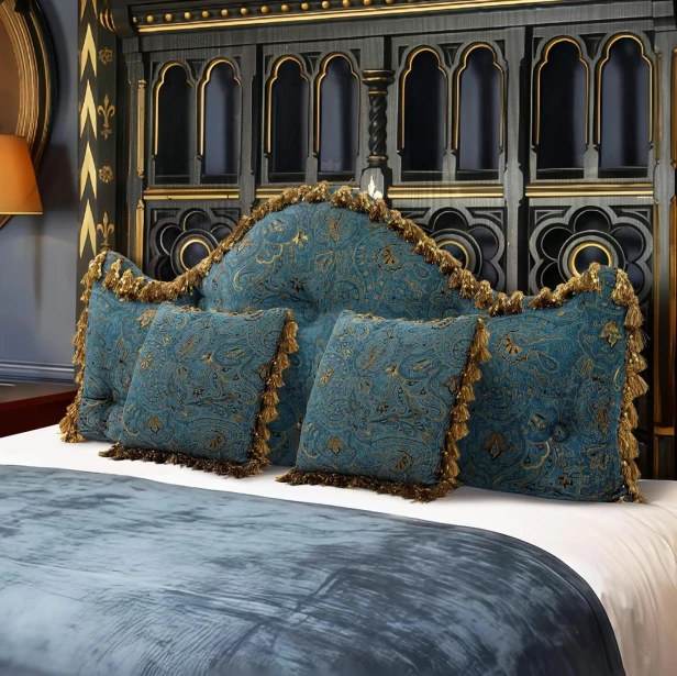 Kissen-Set mit königsblauem Blumenmuster. Eine Dekoration für den Nachttisch.
