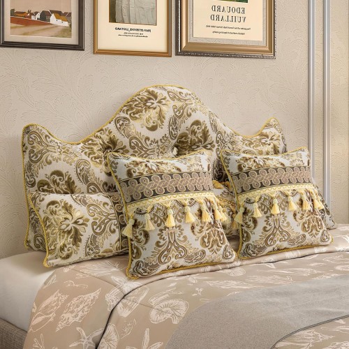 Königliches Set bequemer Kissen mit goldenem Blumenmuster. Schlafzimmer-Arrangement auf dem Bett.