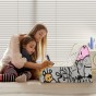 Frau mit Mädchen malt weiches Graffiti-Sofa für Kinder