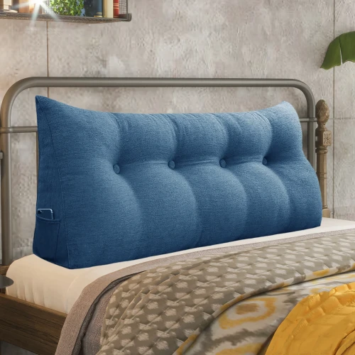 Dreieckiges Lesekissen – Blaues Leinen, arrangiert auf dem Bett im Schlafzimmer.