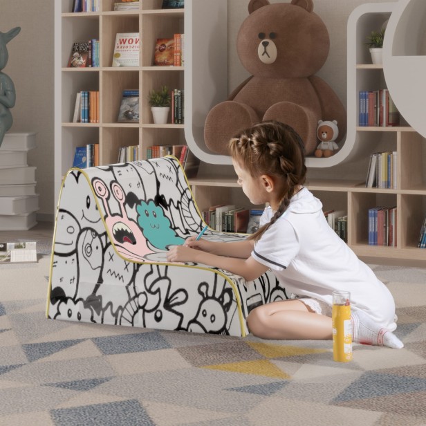 Mädchen malt weiches Graffiti-Sofa für Kinder
