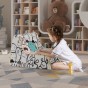 Mädchen malt weiches Graffiti-Sofa für Kinder