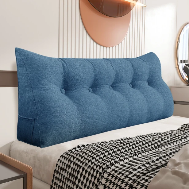 Dreieckiges Lesekissen – Blaues Leinen, arrangiert auf dem Bett im Schlafzimmer.
