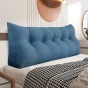 Dreieckiges Lesekissen – Blaues Leinen, arrangiert auf dem Bett im Schlafzimmer.