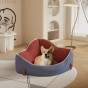 Ein Hund liegt in einem Eck-Hundebett