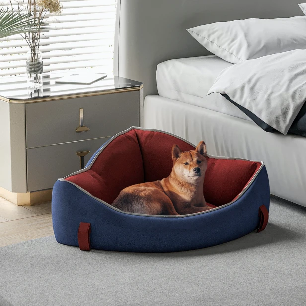 Ein Hund liegt in einem Eck-Hundebett