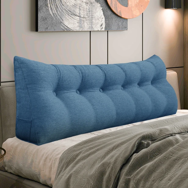 Dreieckiges Lesekissen – Blaues Leinen, arrangiert auf dem Bett im Schlafzimmer.