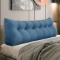 Dreieckiges Lesekissen – Blaues Leinen, arrangiert auf dem Bett im Schlafzimmer.